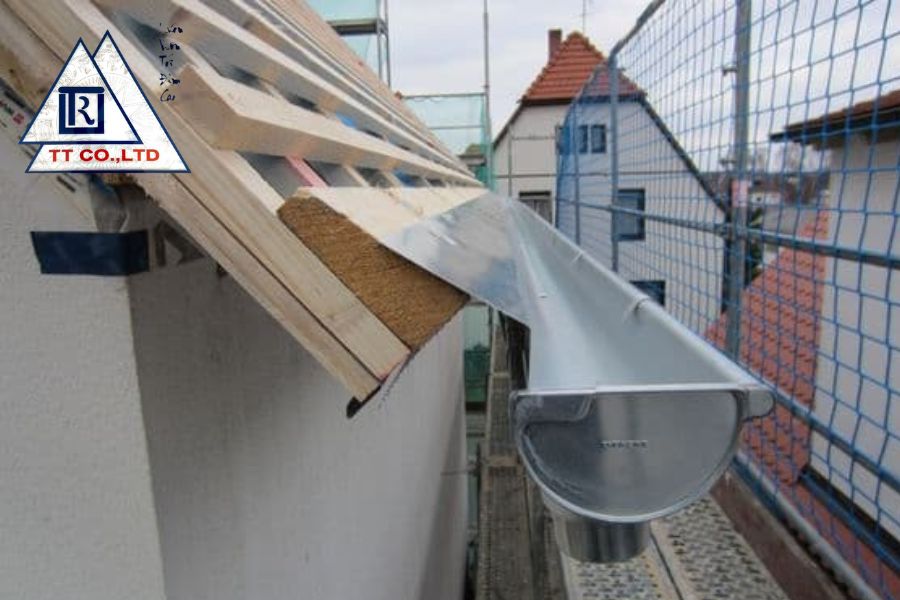 vệ sinh máng xối inox