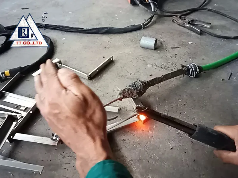 Cần chuẩn bị đầy đủ vật liệu trước khi tiến hành hàn que inox 
