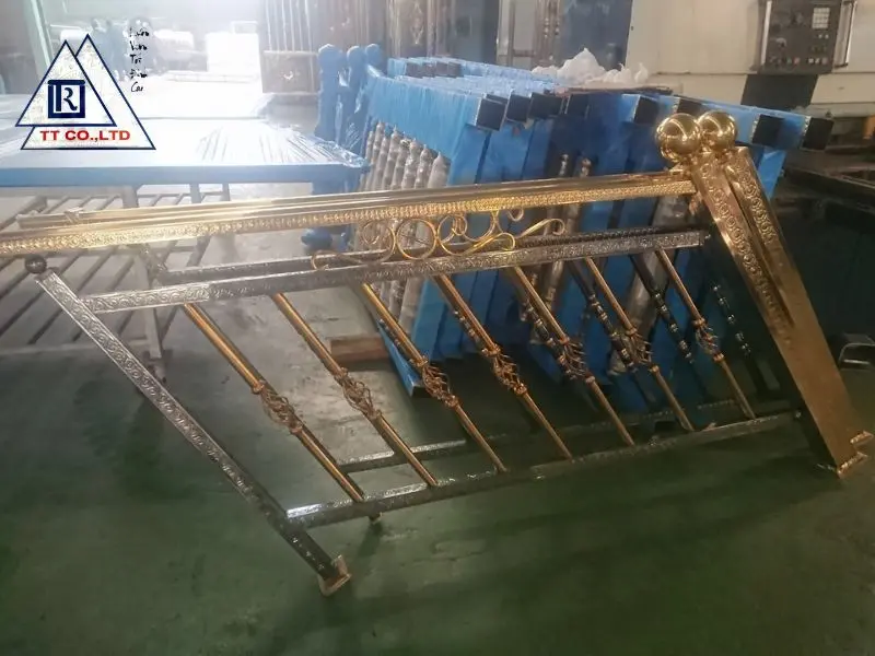Đơn vị gia công cầu thang inox 304 uy tín