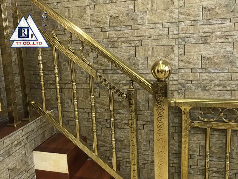 Vẻ đẹp và ưu điểm vượt trội của cầu thang inox mạ vàng